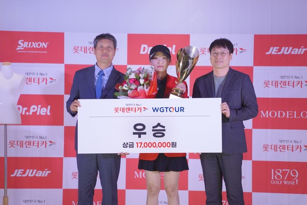 지난 16일 대전 골프존조이마루에서 열린 ‘2025 롯데렌터카 WGTOUR’ 7차 대회 시상식에서 (왼쪽부터)골프존 박강수 대표, 우승자 이진경, 롯데렌탈 주식회사 법인영업본부 정종민 상무가 기념사진을 촬영하고 있다.(사진=골프존)