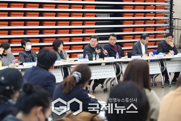 (사진/광명시 제공) 박승원 광명시장이 17일 오후 광명동초등학교 통학로 안전 확보를 위한 현장간담회에 참석해 발언하고 있다.