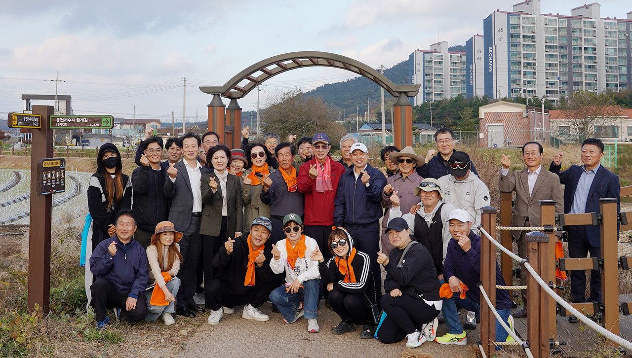 풍전저수지 둘레길 개장식에 함께한 시민 (서산시)(서산시)