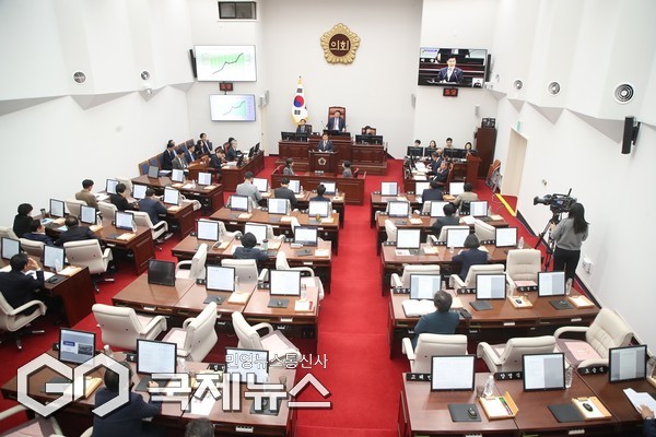 제주도의회(의장 이상봉)는 17일 제444회 제2차 정례회 제4차 본회의에서 ‘제주특별자치도 교육행정에 관한 질문’을 상정하고, 의원 6명이 교육현안 전반에 대한 질의를 진행했다.[사진=제주도의회]