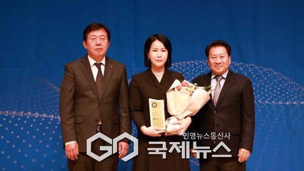 대변인실 뉴미디어팀 오희룡 팀장(가운데)이 지난 11월13일 서울중구 한국프레스센터에서 열린 제18회 대한민국 소통어워즈에서 수상후 기념촬영을 하고 있다/충남도청 제공