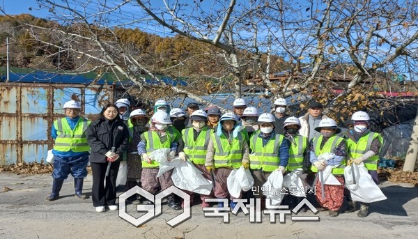 평은면 오운1리 주민들 환경정비 실시 단체기념사진
