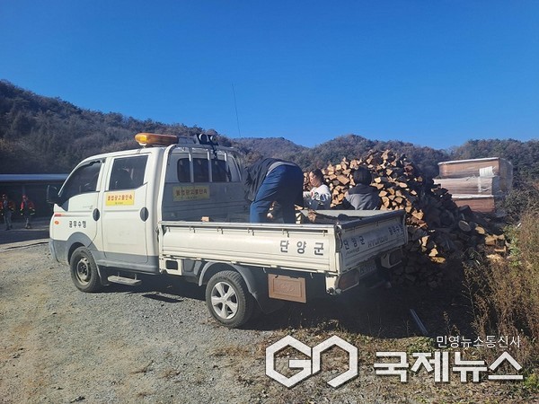 취약계층 '사랑의 땔감' 지원 모습(사진=단양군)