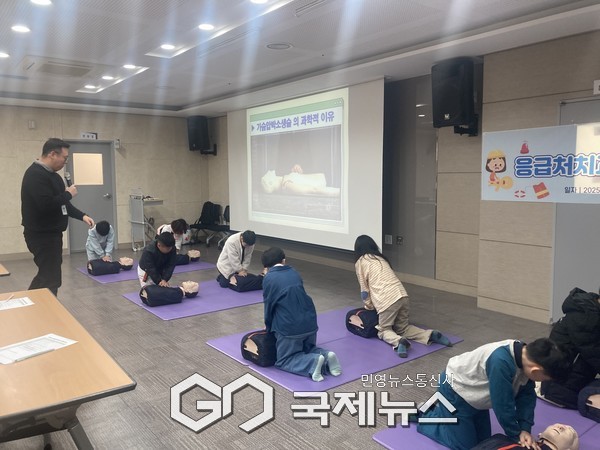 (사진/군포시 제공) 군포시가 지난 14일 드림스타트 아동 23명을 대상으로 응급처치 및 소방안전교육을 실시하고 있다..