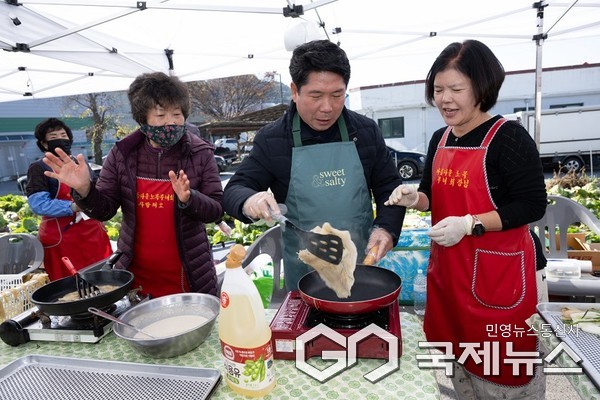  플리마켓을 찾아 빈대떡을 부치고 있는 김창규 시장(사진=제천시)