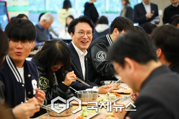 김민석 국무총리가 17일 '천원의 아침밥'을 제공하는 종로구 성균관대학교 은행골식당을 방문, 학생들과 대화를 하며 식사를 하고 있다.