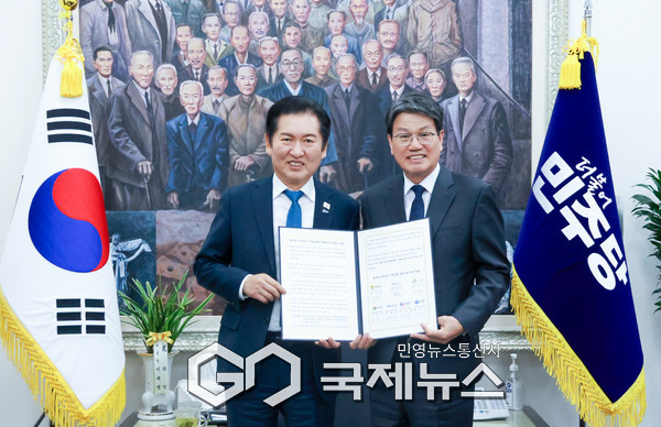 김돈곤 군수와 정청래 대표가 농어촌기본소득 시범사업 성공을 위한 국비 상향 논의를 위한 만남을 가졌다/청양군청 제공