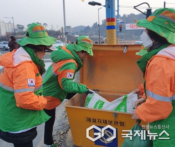 진주시 지역바율방재단이 제설 자재를 점검하고 있다 사진/진주시