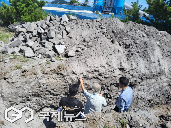 자치경찰단 수사 결과, A씨는 2016년 4월경부터 2025년 4월경까지 본인이 운영하는 사업장 부지 내에 900여 톤의 폐기물을 불법 매립했다. 또한 비슷한 기간 동안 폐기물 재활용 허가를 받지 않은 골재채취 업체에 1만 5,000여 톤의 폐기물을 위탁해 처리한 것으로 확인됐다.[사진=제주자치경찰단]