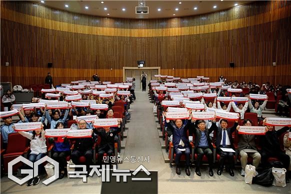 지난 15일, 부산외국어대학교 만오기념관에서 대회를 앞두고 주요 내빈과 참가자 일동이 기념 퍼레이드를 펼치고 있다/제공=적십자사 부산지사