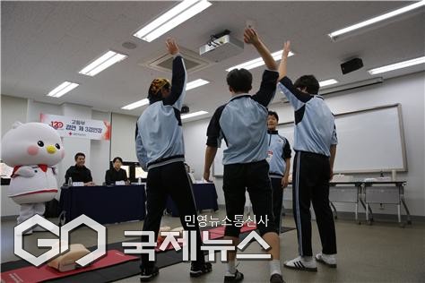 경연을 앞두고, 참가자들이 힘찬 의지를 다지고 있다(고려대학교사범대학부속고등학교(장려상 수상))