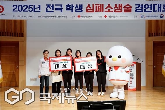 고등부 대상을 수상한 부산 동주여자고등학교 학생과 지도교사가 기념촬영 하고 있다