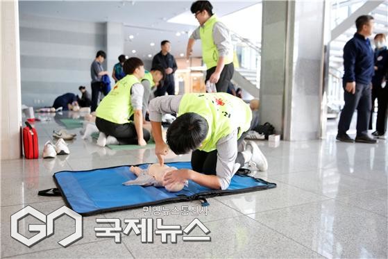 경연을 앞두고, 참가자가 연습에 매진하고 있다