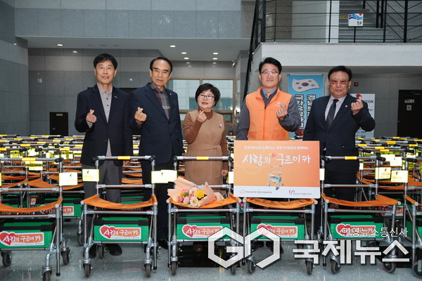 (사진제공=한화에어로스페이스한화에어로스페이스가 경남도자원봉사센터와 함께 17일 경남 창원시 보훈회관에서 월남전참전유공자회 등 경남지부 유공자 어르신에게 사랑의 구르미카 90대와 생필품을 전달하고 있다.