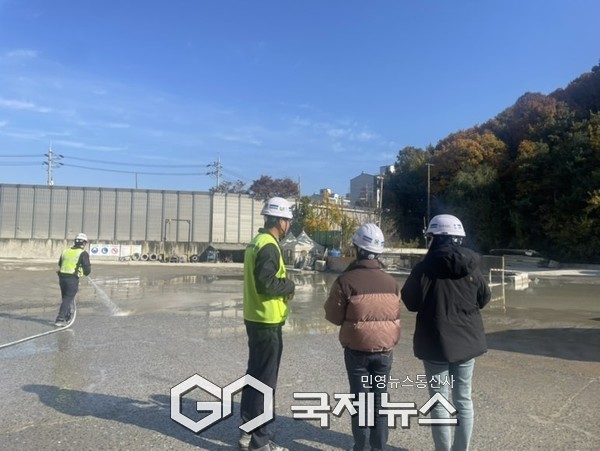 ▲ 안양시ㆍ구 합동 점검반이 지난 11일 석수동 소재 한 사업장에서 비산먼지 억제조치 및 작업장 바닥 상태 등을 점검하고 있다 [안양시제공]