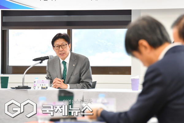 박형준 시장이 18일 오후, 기장군 정관 산단에서 명례·정관 산단 입주기업과 '제2차 기업 혁신성장 릴레이 간담회'를 주재하고 있다/제공=부산시