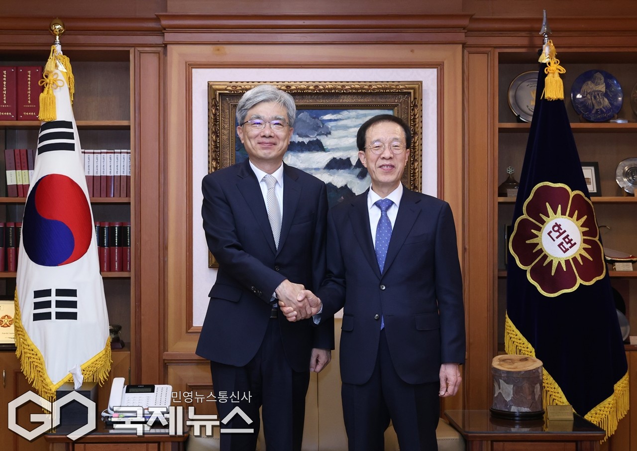 ▲18일 이석연 대통령직속 국민통합위원장 김상환 헌법재판소장 예방.