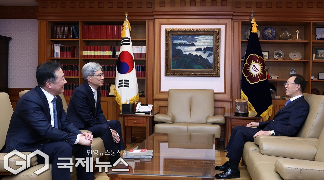 ▲18일 이석연 대통령직속 국민통합위원장 김상환 헌법재판소장 예방.