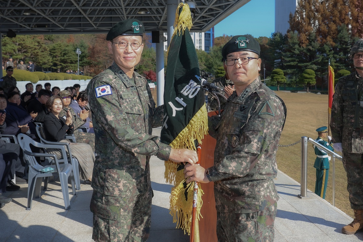 제42대 육군군수사령관으로 취임한 박춘식 중장이 대연병장에서 열린 취임식에서 부대기를 인수하고 있다. / 육군군수사령부 제공