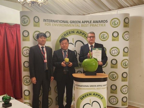 17일(현지기준), 영국 런던 국회의사당에서 열린 2025 그린 애플 어워드 시상식에서 윤영진 한국공항공사 건설기술본부장(가운데)이‘금상’을 수상한 후 시상식 관계자와 기념사진을 촬영하고 있다.(사진=한국공항공사)