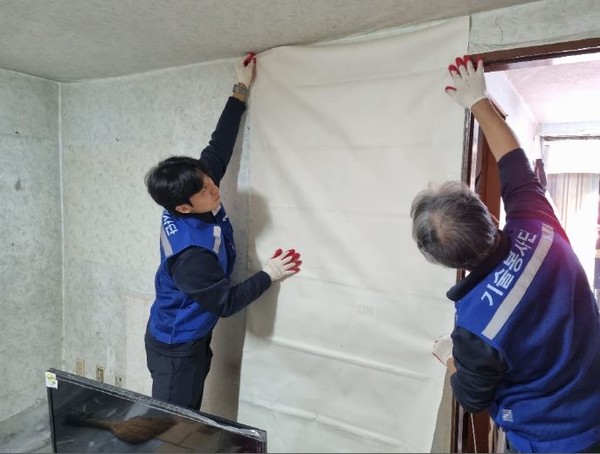 도배 작업 실시(사진=서울시농수산식품공사)