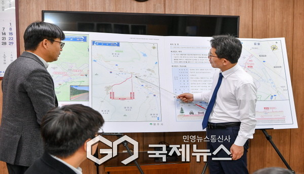 유정근 영주시장 권한대행을 비롯한 영주시 및 용역사 관계자들이 국립산림치유원 진입 경로에 대한 주요 개선 방향을 논의하고 있다.