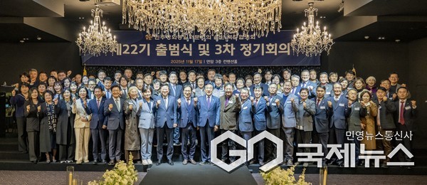 (사진제공=북구) 민주평화통일자문회의 북구협의회가 17일 연암컨벤션에서 제22기 출범식 및 제3차 정기회의와 김종배 신임 회장 취임식을 열었다. 박천동 북구청장과 김상태 북구의회 의장이 김종배 신임 회장 및 자문위원 등과 기념촬영을 하고 있다.