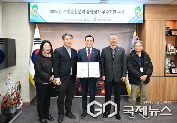 (사진제공=북구) 18일 박천동 북구청장이 표창장을 전해 받은 후 직원들과 기념촬영을 하고 있다.