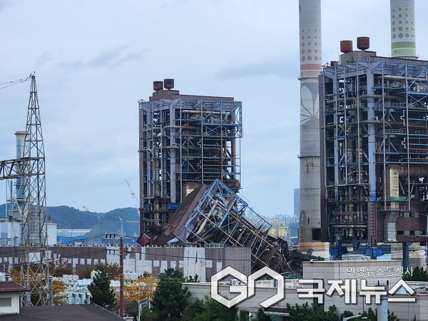 (사진=국제뉴스DB) 6일 발생한 한국동서발전 울산발전본부 울산화력발전소 보일러 타워 붕괴 사고 발전소 내 보일러 타워 4호기 뒤편으로 이미 붕괴한 5호기 옆에 6호기의 모습