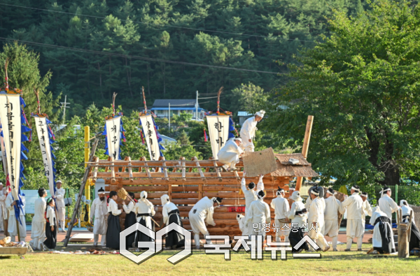 ▲정선군 향토문화유산으로 지정된'남평토방집짓기놀이' 사진=정선군
