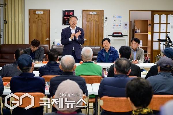 오순문 서귀포시장은 지난 18일 민생현장 방문으로 서귀포 해오름주간활동센터, 세화2리 경로당 그리고 양식어류 배합 사료공장인 대봉엘에프 영어조합법인을 차례로 방문했다.[사진=서귀포시청]