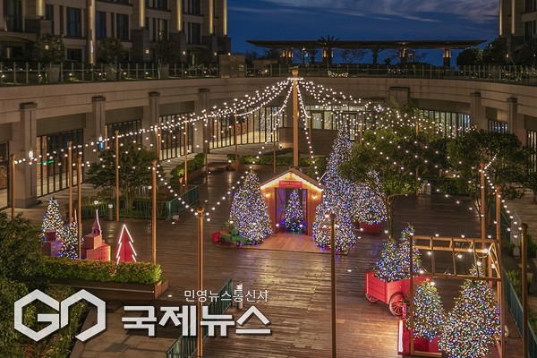 제주신화월드가 연말을 맞아 특별한 공간을 선보인다. 핀란드의 산타 마을을 모티브로 산타 빌리지로 변신하며, 다채로운 볼거리로 방문객들에게 꿈 같은 겨울을 선물한다.[사진=제주신화월드]