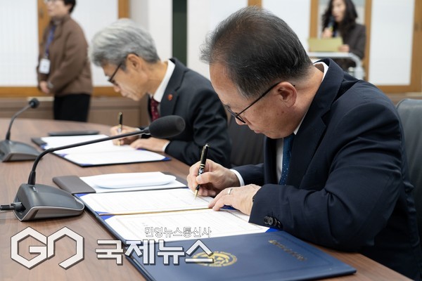 협약식 체결 서명식 모습/제공=부산교육청