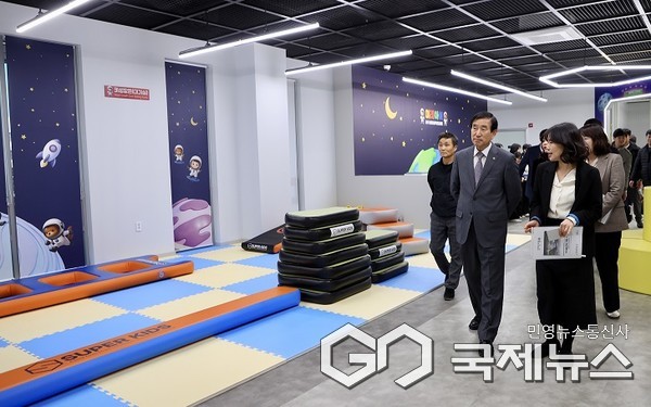 가운데 조길형 시장이 체육센터 시설을 둘러보고 있다(사진=충주시)