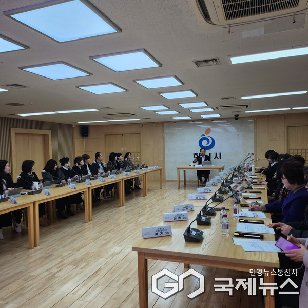 11월 19일 시청 상황실에서 이현재 하남시장을 비롯한 주요 관계자들이 센터별 주요 업무 및 우수사례를 공유하고, 하남시 아동돌봄체계의 현 상황에 대한 개선 및 발전 방안을 논의하고 있다.(사진=하남시)