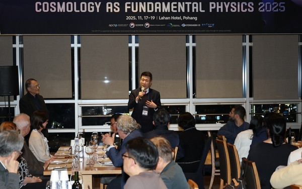  사진은 지난 18일 아시아태평양이론물리센터(APCTP)가 주관한 ‘2025 아태이론물리센터 국제컨퍼런스’에서 이강덕 포항시장이 인사말을 하고 있다. (사진 = 포항시)