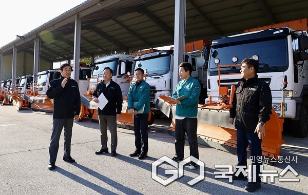 조길형 시장이 제설제와 차량 장비 가동을 확인하고 있다(사진=충주시)
