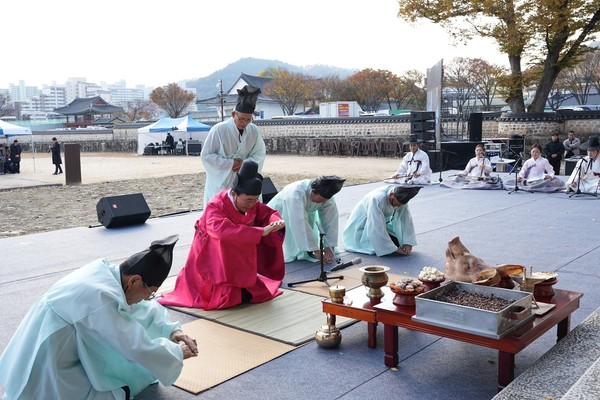 윤병태 시장이 140여 년 만에 진행하는 해체수리의 안전한 진행을 기원하며 전통 고유례를 진행하고 있다. ⓒ 나주시