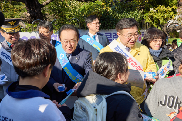 (사진제공=새마을금고중앙회) 김인 새마을금고중앙회장(가운데 왼쪽)과 윤호중 행정안전부 장관 이 부산 수영구 광남초등학교에서 어린이 등·하굣길 안전 확보를 위해 안전물품과 리플릿 등을 나눠주고 있다.