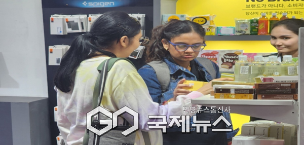 서울기업 뷰티 제품에 관심을 보이는 인도 현지 소비자 [사진제공=서울경제진흥원]