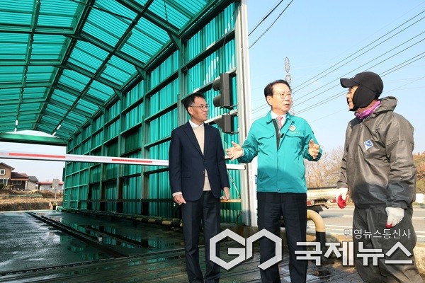 송인헌 군수가 사리면 거점소독소 방문해 현장 점검하고 있는 모습.(제공=괴산군청)