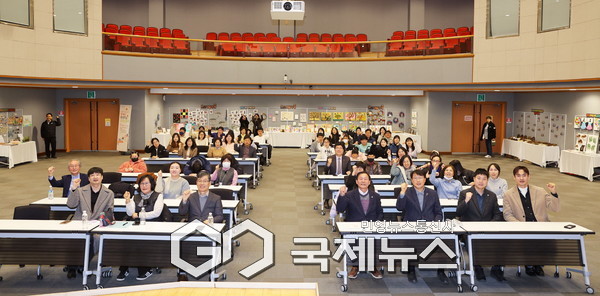 (사진/안산시 제공) 장애인 학습자들이 18일 안산문화예술의전당 국제회의장에서 ‘안산시 장애인 평생학습 성과공유회’를 진행하고 있다.