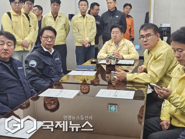 오영훈 지사는 이날 오후 10시 30분경 제주항 운항관리센터를 찾아 관계기관으로부터 사고 경위와 승객 안전 조치 상황을 보고받고 대응을 지휘했다.[사진=제주도]