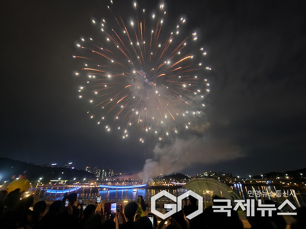대전 갑천호수공원 개장식 불꽃놀이, 불꽃쇼 (사진=국제뉴스)