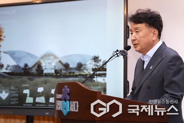 김영환 지사가 20일 충북아트센터 건립과 관련해 브리핑을 하고 있다.(제공=충북도청)