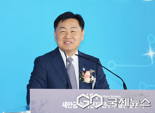 (사진=새만금 산단 공장유치를 위해 홍보하는 김관영 전북자치도지사)