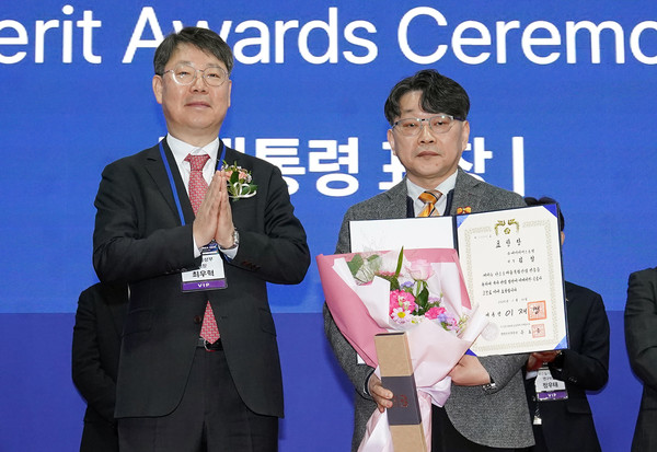 산업통상자원부 최우혁 국장과(우) HS효성종합기술원 김철 전무가 대통령상 수상 기념 촬영을 하고 있다.(사진=HS효성첨단소재)
