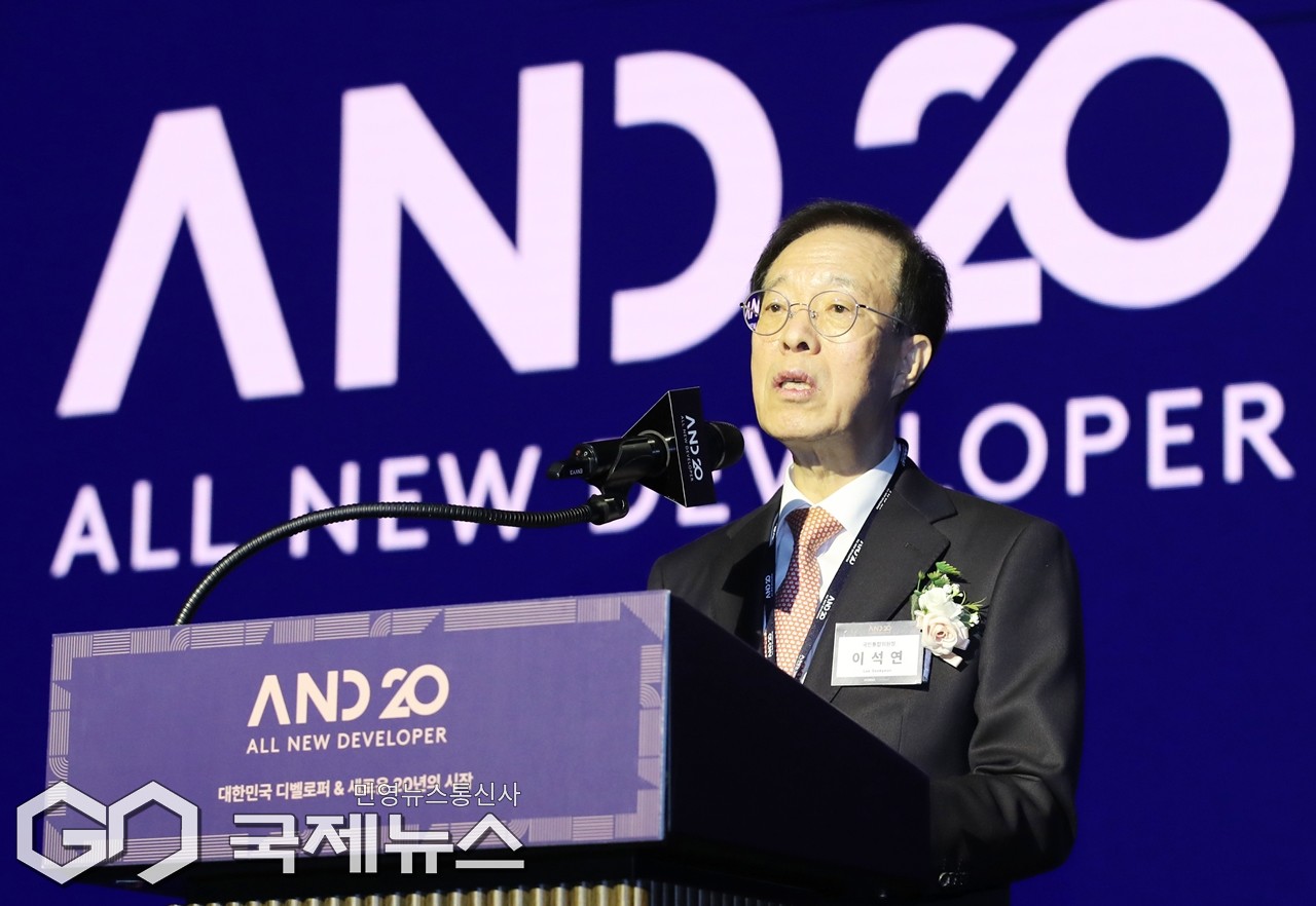 ▲이석연 대통령직속 국민통합위원장은 20일 오후 한국부동산개발협회 창립 20주년을 축하하고 있다.