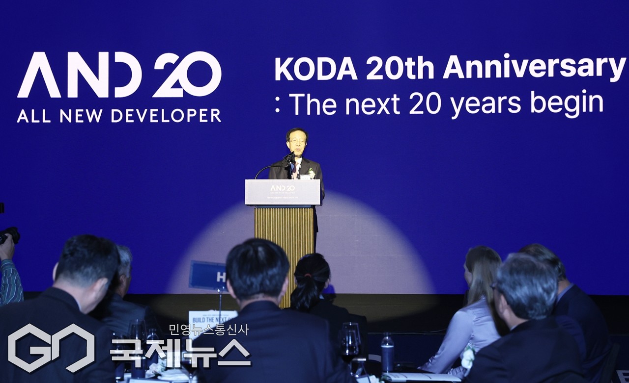 ▲이석연 대통령직속 국민통합위원장은 20일 오후 한국부동산개발협회 창립 20주년을 축하하고 있다.