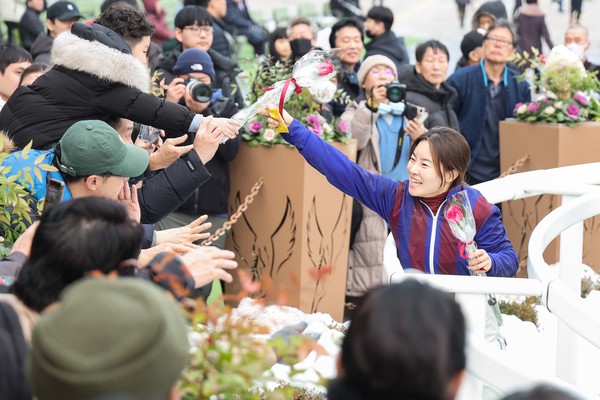김혜선 기수가 24년 그랑프리 우승 후 팬들에게 축하를 받고 있다.(사진=한국마사회)
